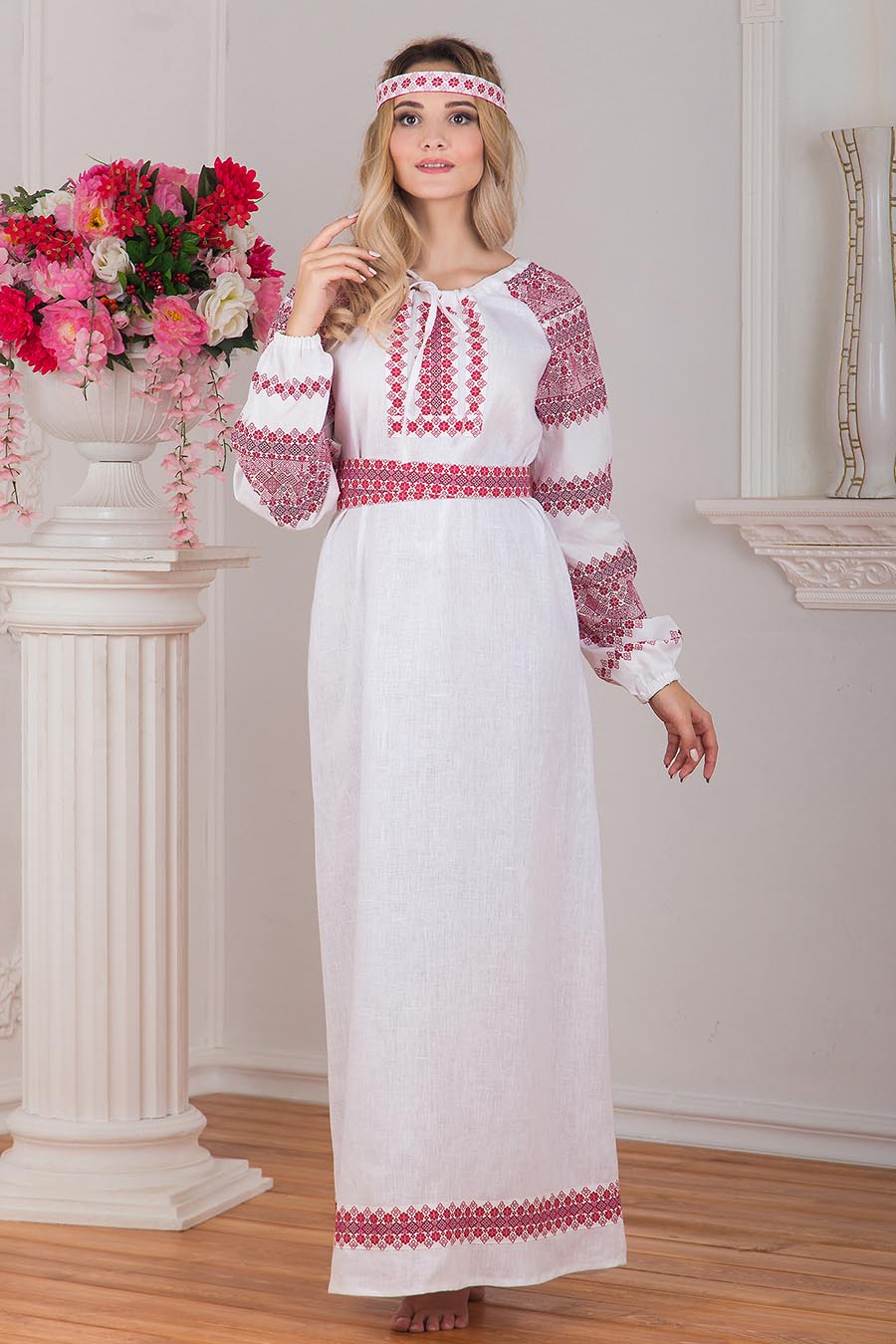 Women in Slavic costumes in Perm