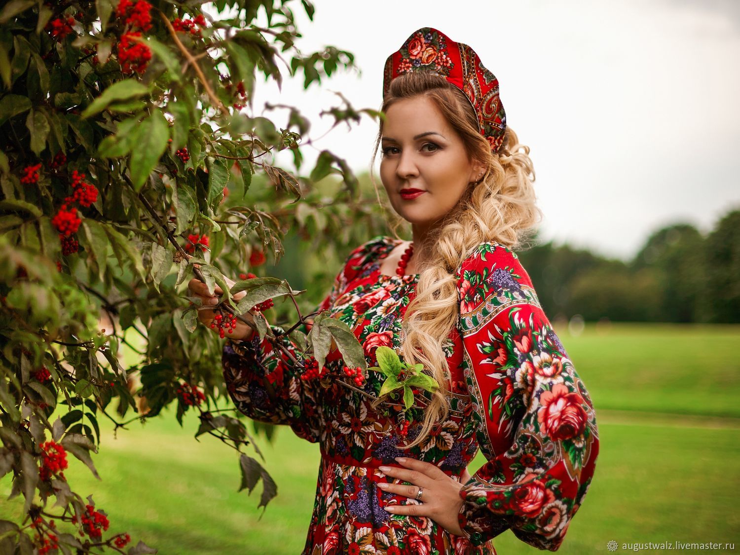 Women in Slavic costumes in Perm